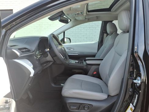 Used 2025 Toyota Sienna XLE FWD image 12