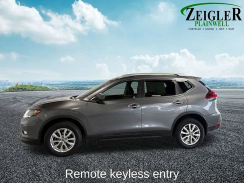 Used 2018 Nissan Rogue SV image 3