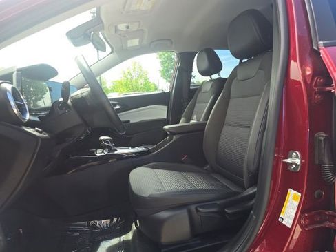 Used 2025 Chevrolet Trax LT w/ LT Convenience Package FWD image 9