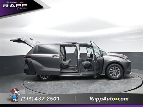 Used 2022 Toyota Sienna XLE image 32