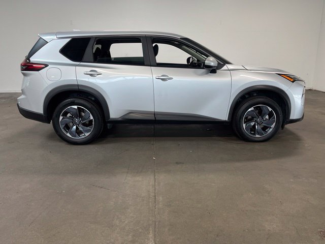 Used 2024 Nissan Rogue SV FWD image 2