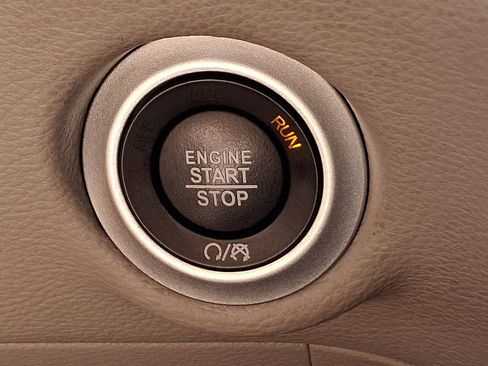 Used 2024 Chrysler Pacifica Limited FWD image 26