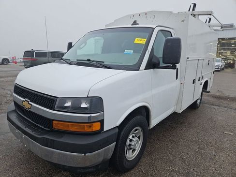 Used 2022 Chevrolet Express 3500 w/ Power Convenience Package image 3