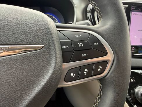 Used 2023 Chrysler Pacifica Touring-L FWD image 16