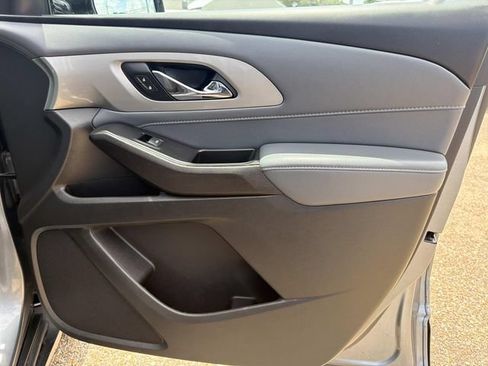 Used 2020 Chevrolet Traverse LT FWD image 17