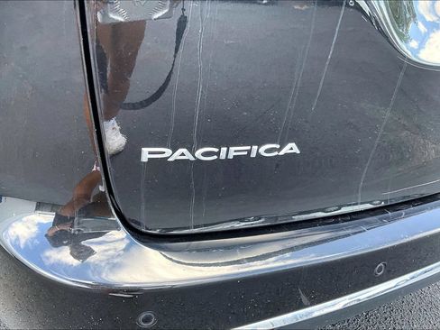 Used 2023 Chrysler Pacifica Touring-L FWD image 23