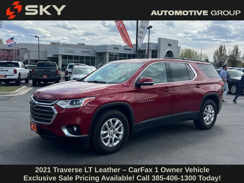 Used 2021 Chevrolet Traverse LT image 1