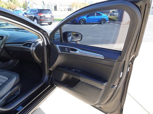 Used 2019 Ford Fusion SE image 25