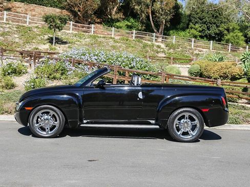 Used 2005 Chevrolet SSR w/ Preferred Equipment Group image 4