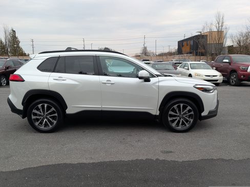 Used 2023 Toyota Corolla Cross XLE w/ Convenience Package image 2