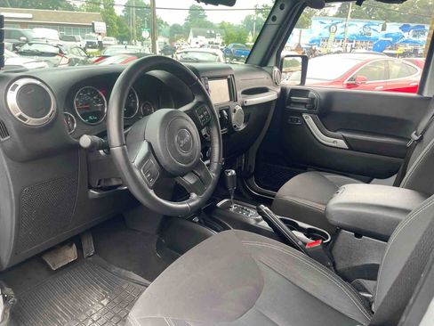 Used 2018 Jeep Wrangler Unlimited Sahara image 13