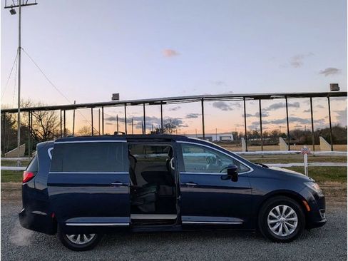 Used 2017 Chrysler Pacifica Touring-L image 12