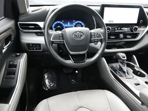 Used 2023 Toyota Highlander Platinum image 17
