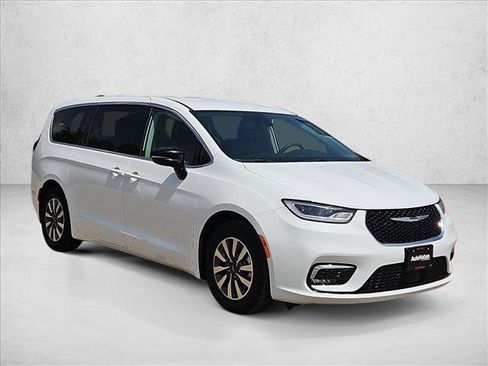 Used 2024 Chrysler Pacifica Limited FWD image 3