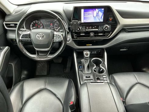 Used 2023 Toyota Highlander XLE AWD/4WD image 17