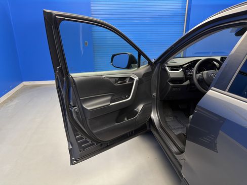 Used 2019 Toyota RAV4 LE FWD image 10