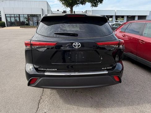 Used 2022 Toyota Highlander XLE AWD/4WD image 5