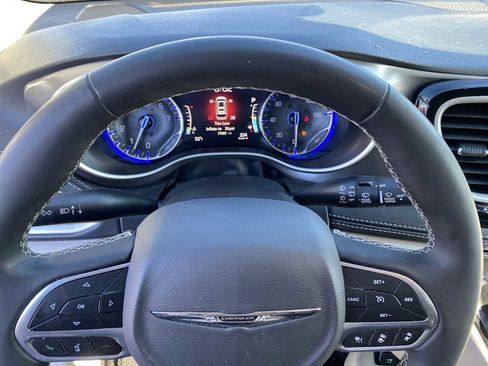 Used 2023 Chrysler Pacifica Touring-L image 15