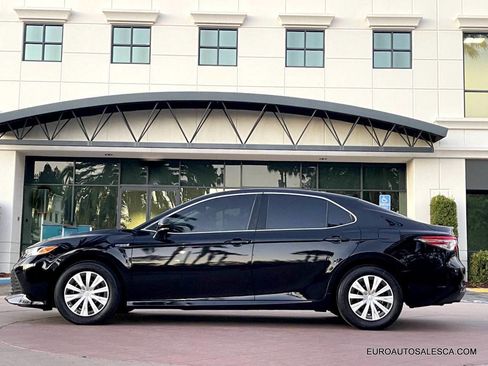 Used 2019 Toyota Camry LE image 3