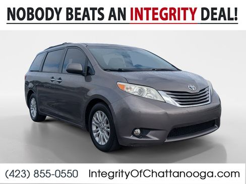 Used 2015 Toyota Sienna XLE Premium FWD image 1