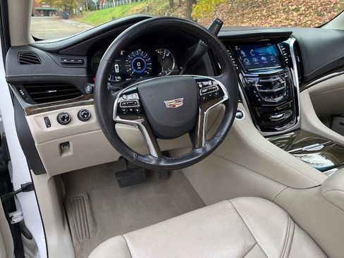 Used 2020 Cadillac Escalade ESV Premium Luxury image 8
