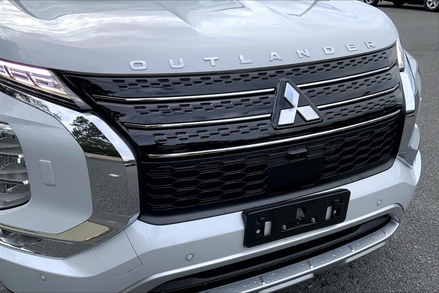 Used 2025 Mitsubishi Outlander 4WD Plug-In Hybrid image 32