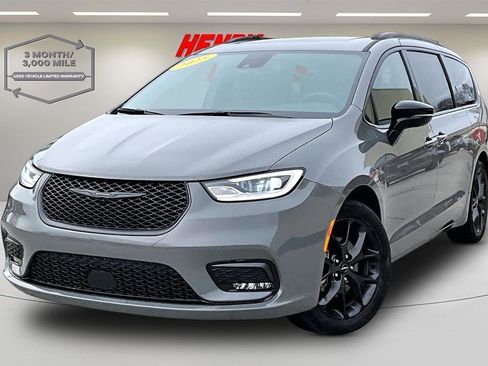 Used 2025 Chrysler Pacifica Limited image 3