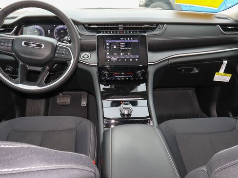 Used 2023 Jeep Grand Cherokee L Laredo image 11