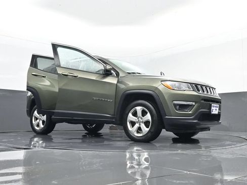 Used 2018 Jeep Compass Latitude AWD/4WD image 29
