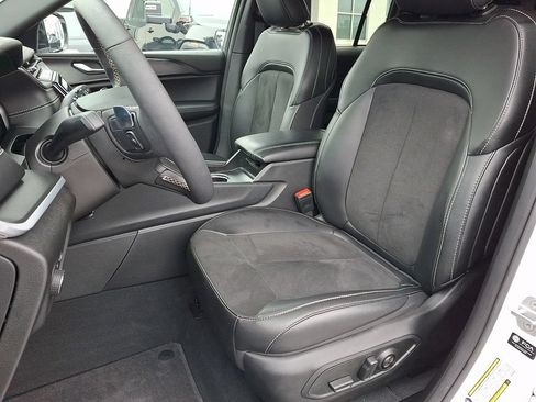 Used 2025 Jeep Grand Cherokee Altitude AWD/4WD image 16