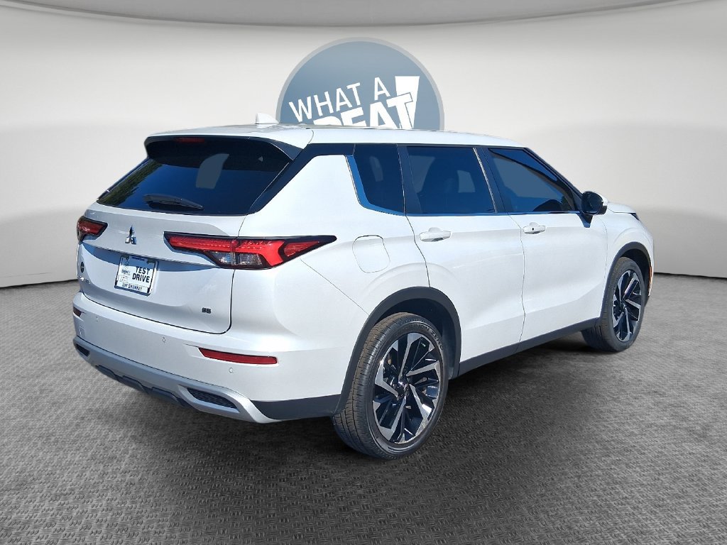 Used 2024 Mitsubishi Outlander FWD image 3