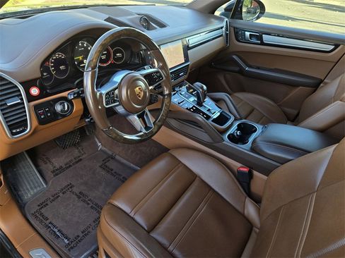 Used 2023 Porsche Cayenne Platinum Edition w/ Premium Package Plus (PIA) image 13