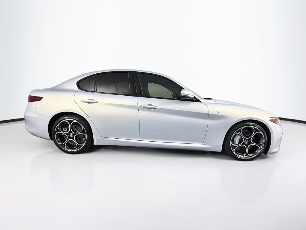 Used 2022 Alfa Romeo Giulia Ti RWD image 11