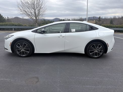 Used 2025 Toyota Prius XLE image 7