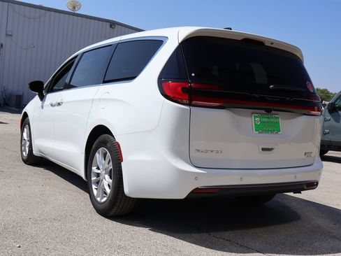 New 2027 Chrysler Pacifica Select FWD image 3
