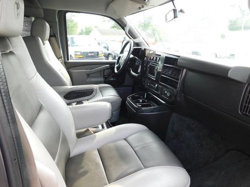 Used 2018 Chevrolet Express 2500 w/ Enhanced Convenience Package RWD image 18