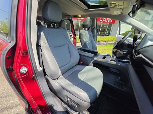 Used 2022 Toyota Sienna XLE FWD image 19