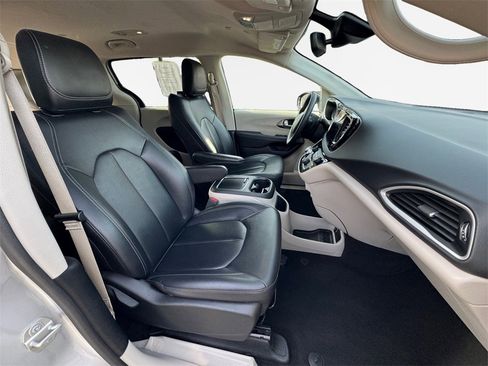 Certified 2024 Chrysler Pacifica Touring-L image 33