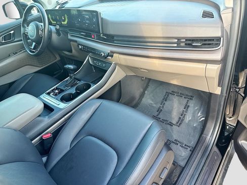 Used 2025 Kia Carnival EX FWD image 14