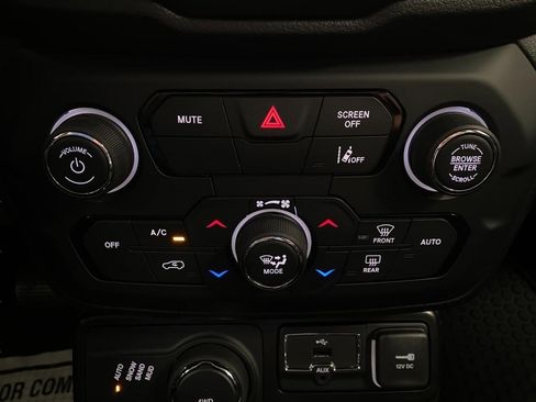 Used 2023 Jeep Renegade Latitude AWD/4WD image 55