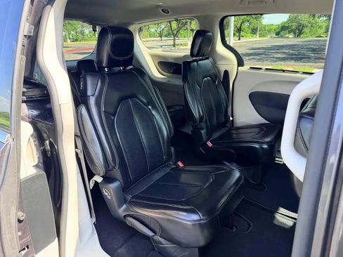 Used 2023 Chrysler Pacifica Touring-L FWD image 23