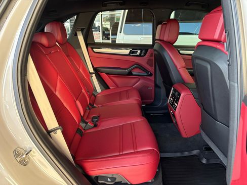 Used 2023 Porsche Cayenne AWD/4WD image 32