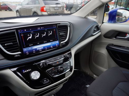 Used 2021 Chrysler Pacifica Touring image 17