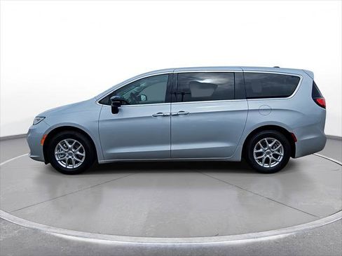Used 2024 Chrysler Pacifica Touring-L FWD image 5