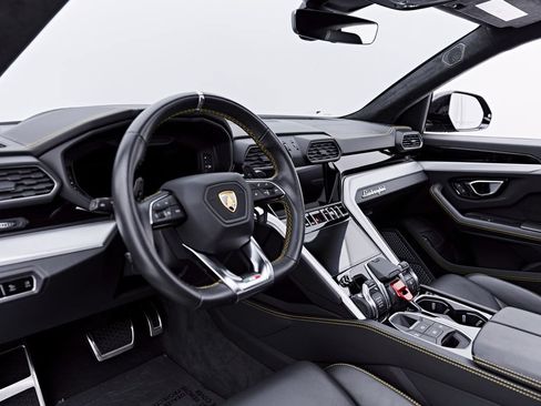 Used 2022 Lamborghini Urus AWD/4WD image 2