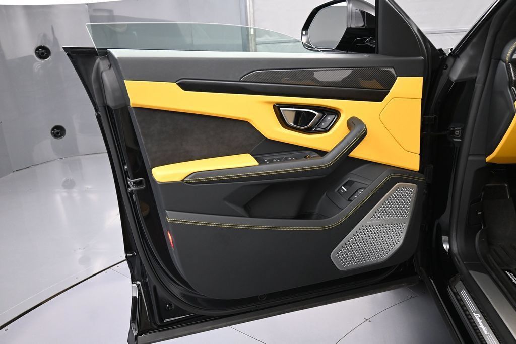 Used 2022 Lamborghini Urus AWD/4WD image 14