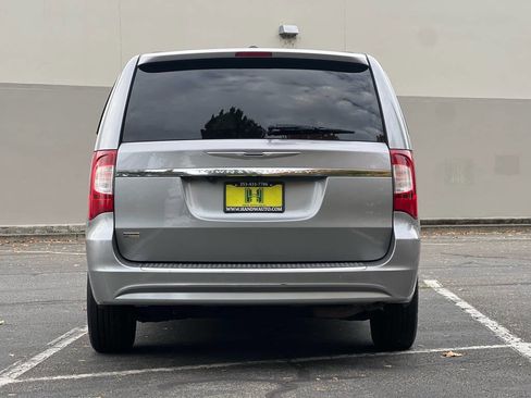 Used 2013 Chrysler Town & Country Touring image 4