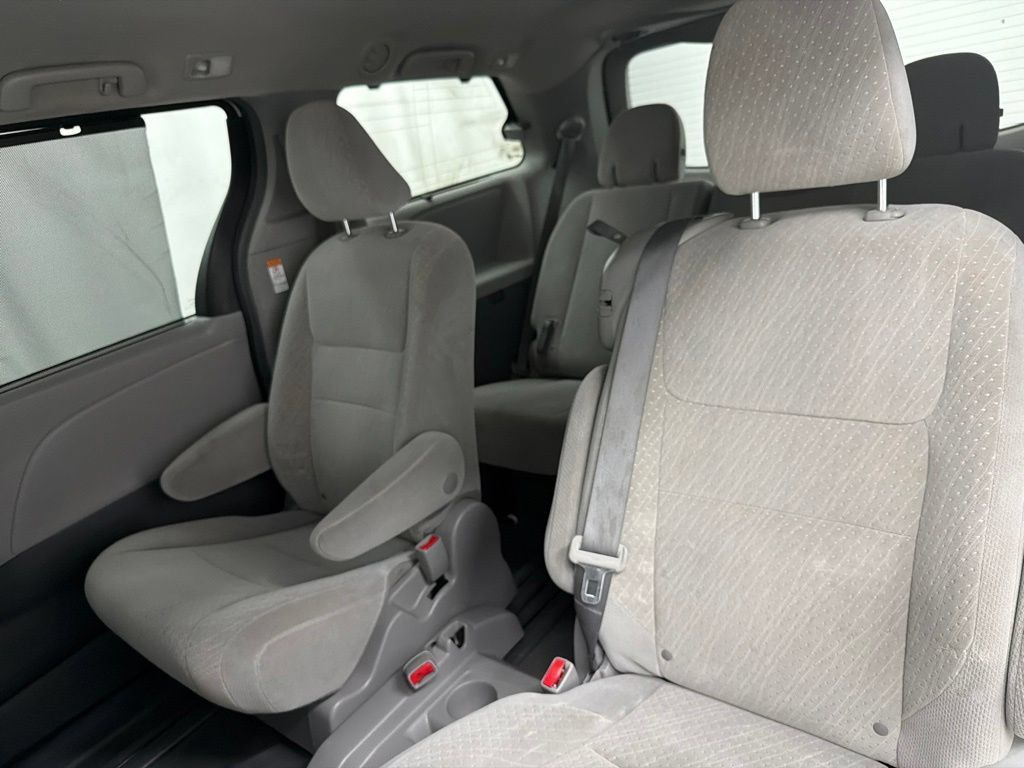 Used 2019 Toyota Sienna LE FWD image 23