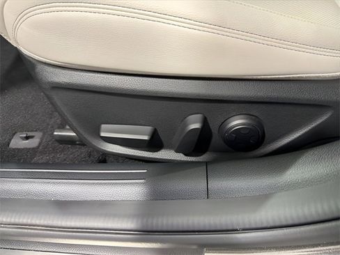 Used 2025 Genesis G70 2.5T image 12