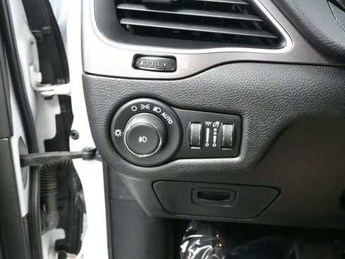 Used 2020 Jeep Cherokee Latitude Plus image 13